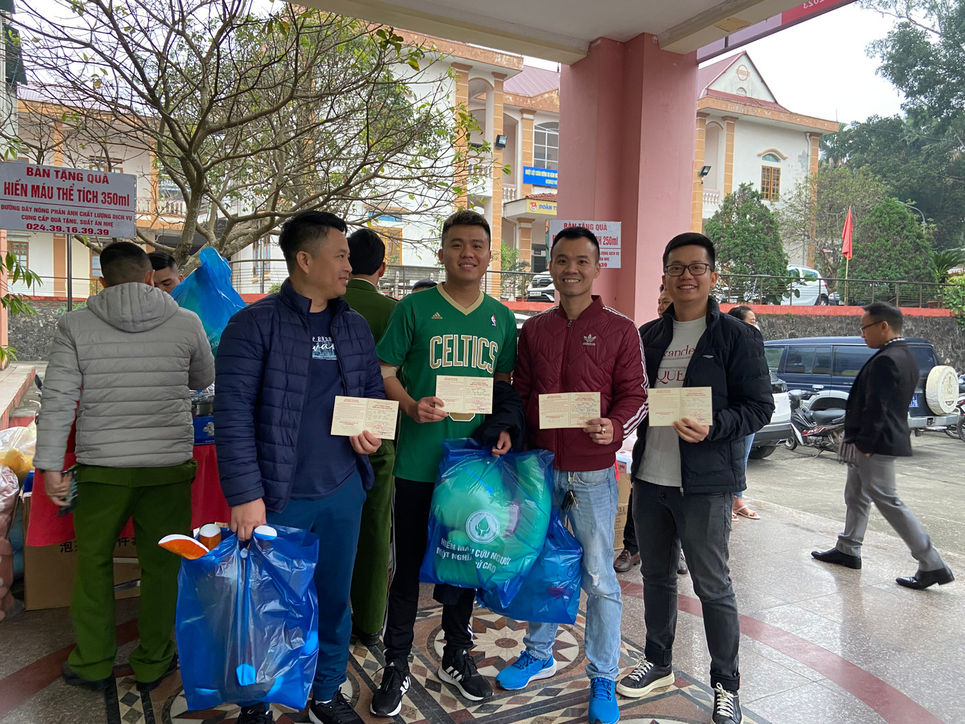 Các bạn trẻ thể hiện tinh thần vui vẻ, tích cực tham gia chương trình