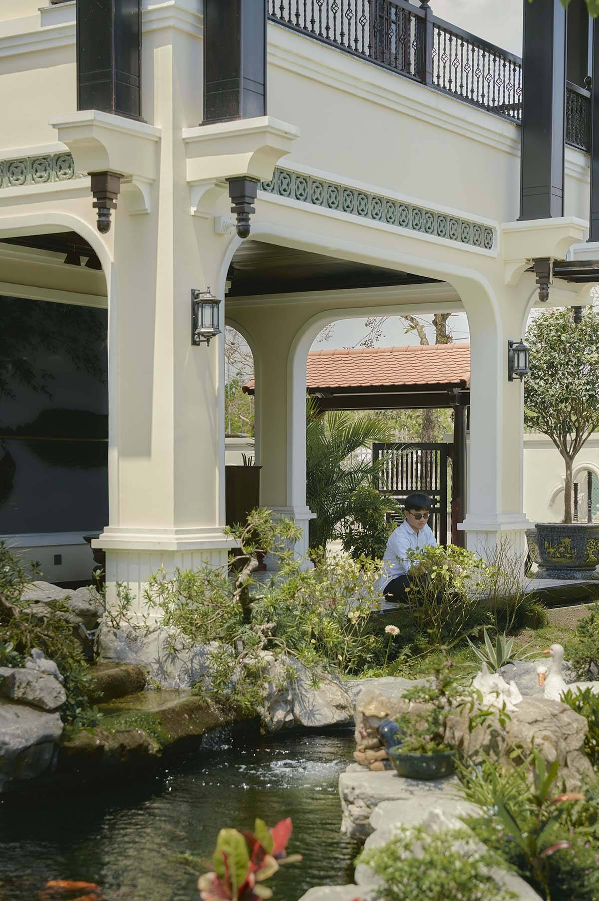 Các hiên dài không chỉ là nơi trú nắng, tránh mưa mà còn là không gian sinh hoạt chung cho cả gia đình. Các hiên dài không chỉ là nơi trú nắng, tránh mưa mà còn là không gian sinh hoạt chung cho cả gia đình.