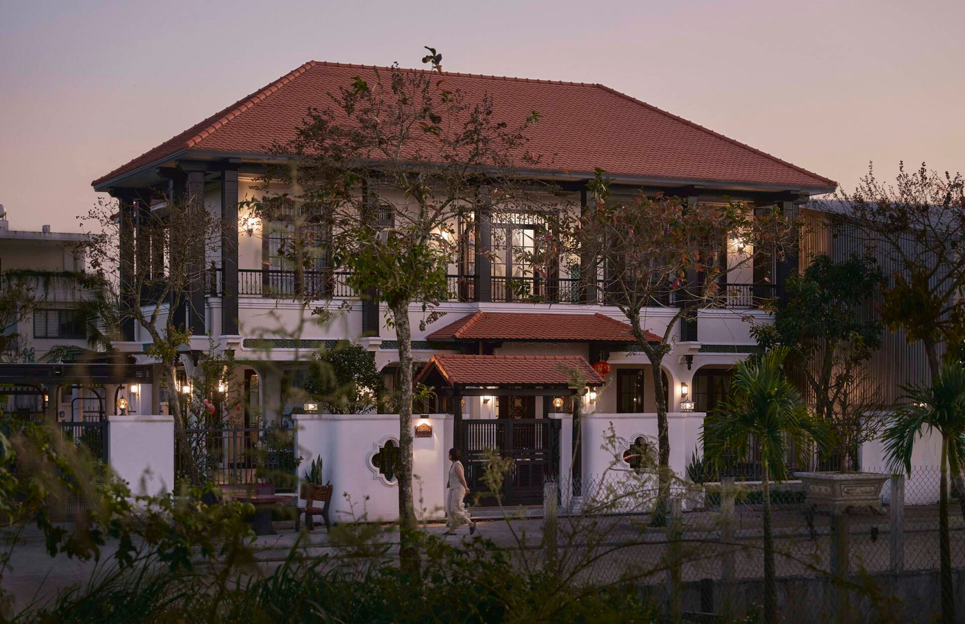 Khang Villa nằm giữa lòng thành phố Quảng Ngãi. Ngôi nhà gây ấn tượng bởi sự thấu cảm và yên tĩnh từ trong kiến tạo. Khang Villa nằm giữa lòng thành phố Quảng Ngãi. Ngôi nhà gây ấn tượng bởi sự thấu cảm và yên tĩnh từ trong kiến tạo.