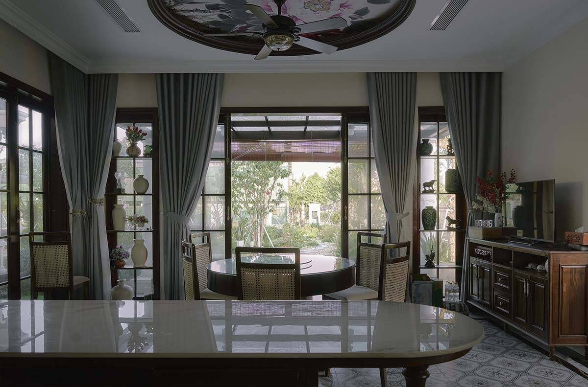 Không gian trong nhà được thiết kế mở, thông qua việc sử dụng các mảng kính lớn để kết nối trực tiếp với sân và vườn. Nhờ vậy, ánh sáng và gió tự nhiên luôn tràn ngập trong không gian sống. Không gian trong nhà được thiết kế mở, thông qua việc sử dụng các mảng kính lớn để kết nối trực tiếp với sân và vườn. Nhờ vậy, ánh sáng và gió tự nhiên luôn tràn ngập trong không gian sống.