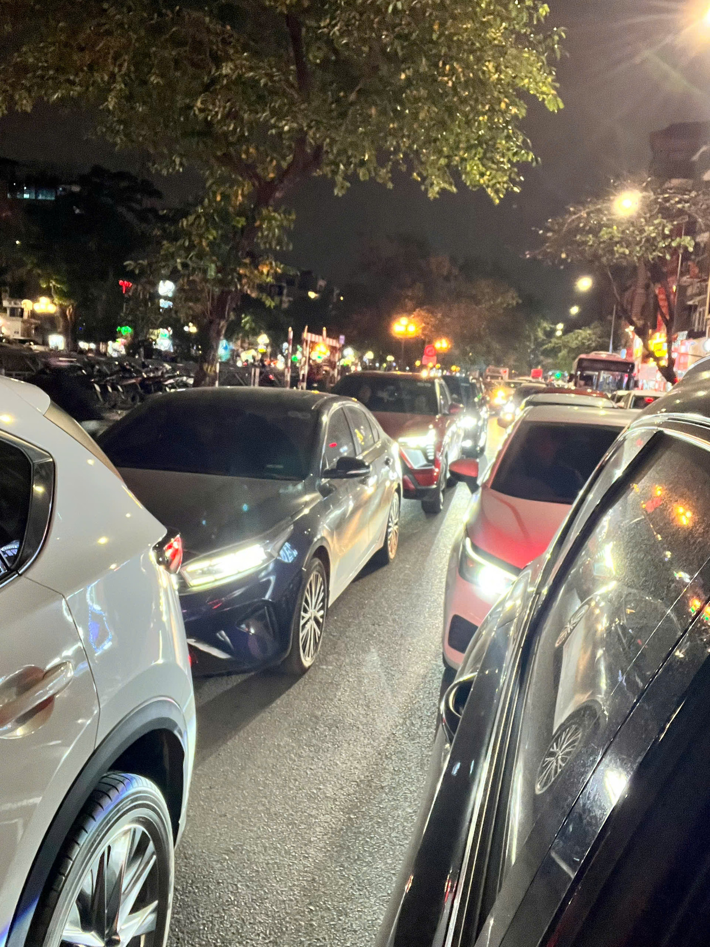 Người dân khó khăn trong việc di chuyển.