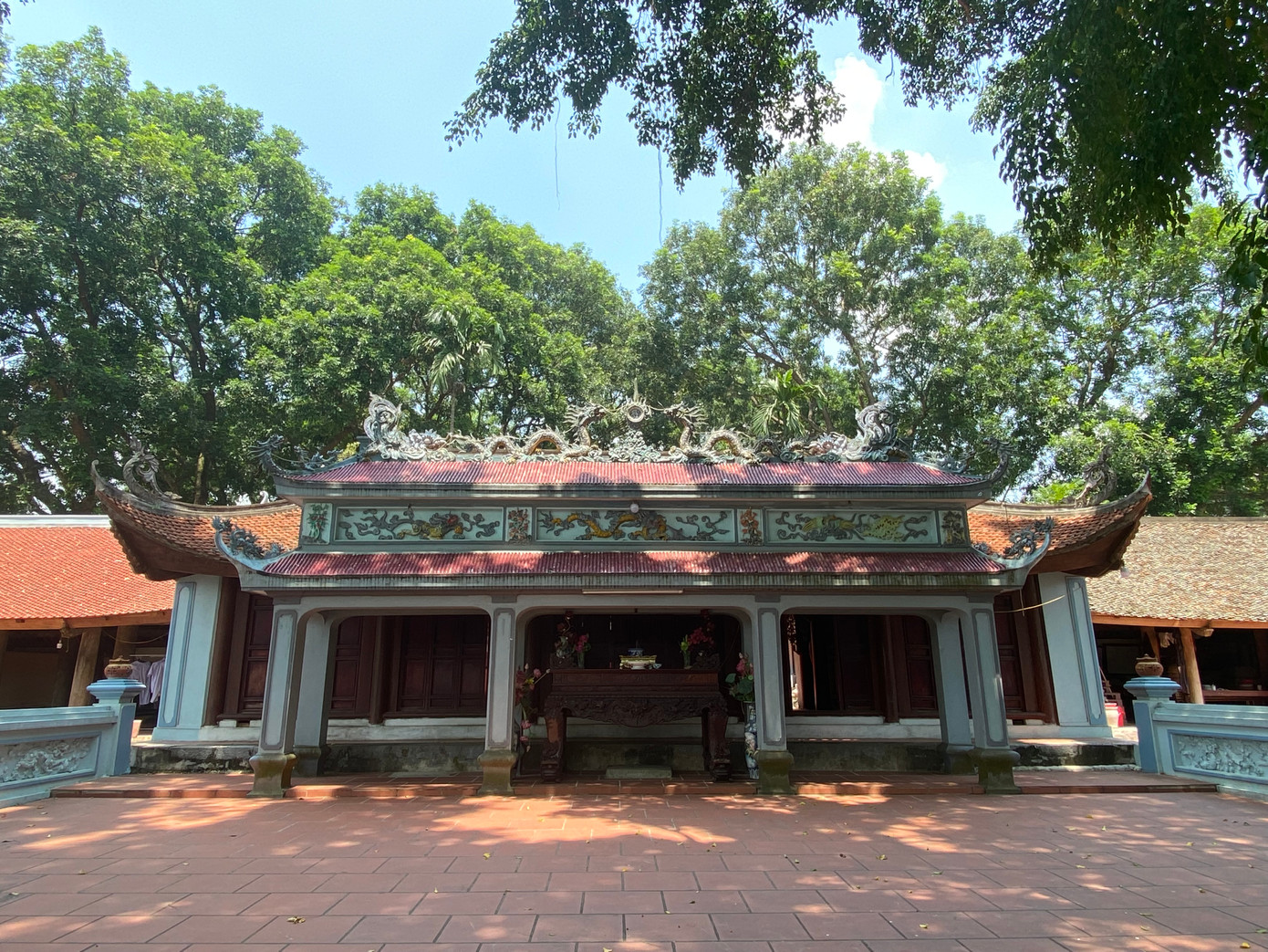 Mặt Hạ điện đền chóa hướng ra hồ nước trước kia là một nhánh của con sông Cầu. Ảnh: Lâm Thùy Dương. Mặt Hạ điện đền chóa hướng ra hồ nước trước kia là một nhánh của con sông Cầu. Ảnh: Lâm Thùy Dương.