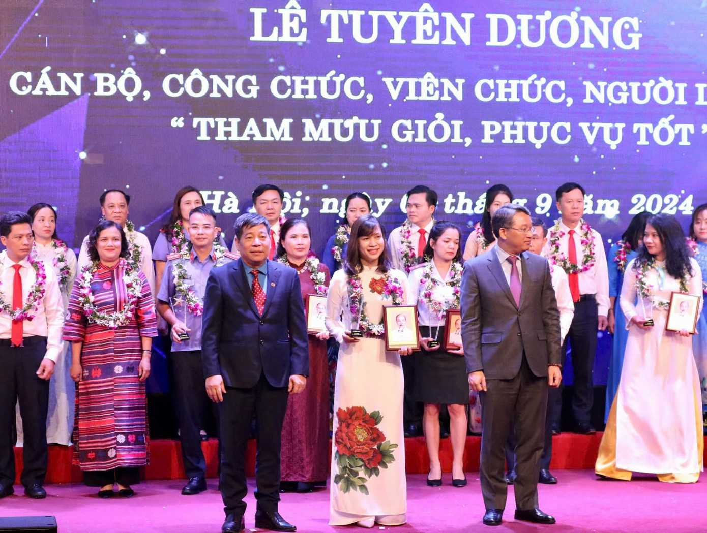 Nhiều cán bộ, công chức, viên chức, người lao động được tuyên dương trong buổi lễ.