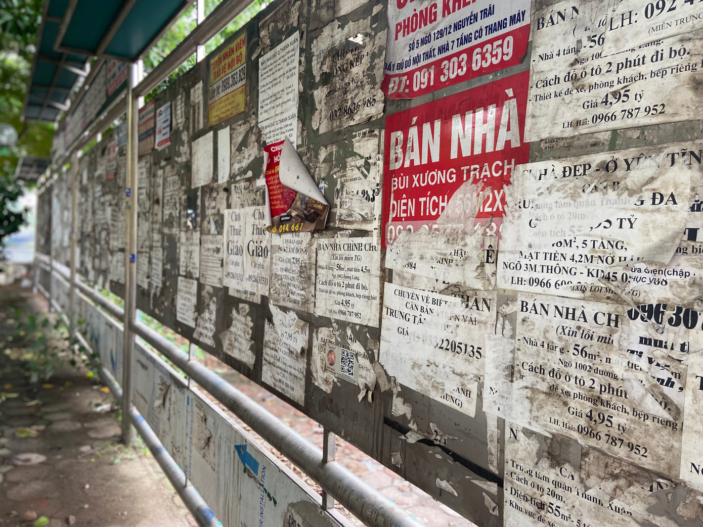 Tình trạng chung của những biển quảng cáo rao vặt miễn phí đều rất lem nhem, mất mỹ quan. Bà Nguyễn Hồng (Quan Nhân, Thanh Xuân) chia sẻ: "Những biển quảng cáo rao vặt tại đây gần như đã bị lãng quên từ lâu. Chẳng có mấy ai tìm đến các biển này để tìm thông tin nữa. Hơn thế đằng sau biển quảng cáo rao vặt tại đây còn trở thành nơi đổ trộm rác. Mỗi lần đi qua đây mùi hôi thối nồng nặc khiến tôi rất khó chịu".