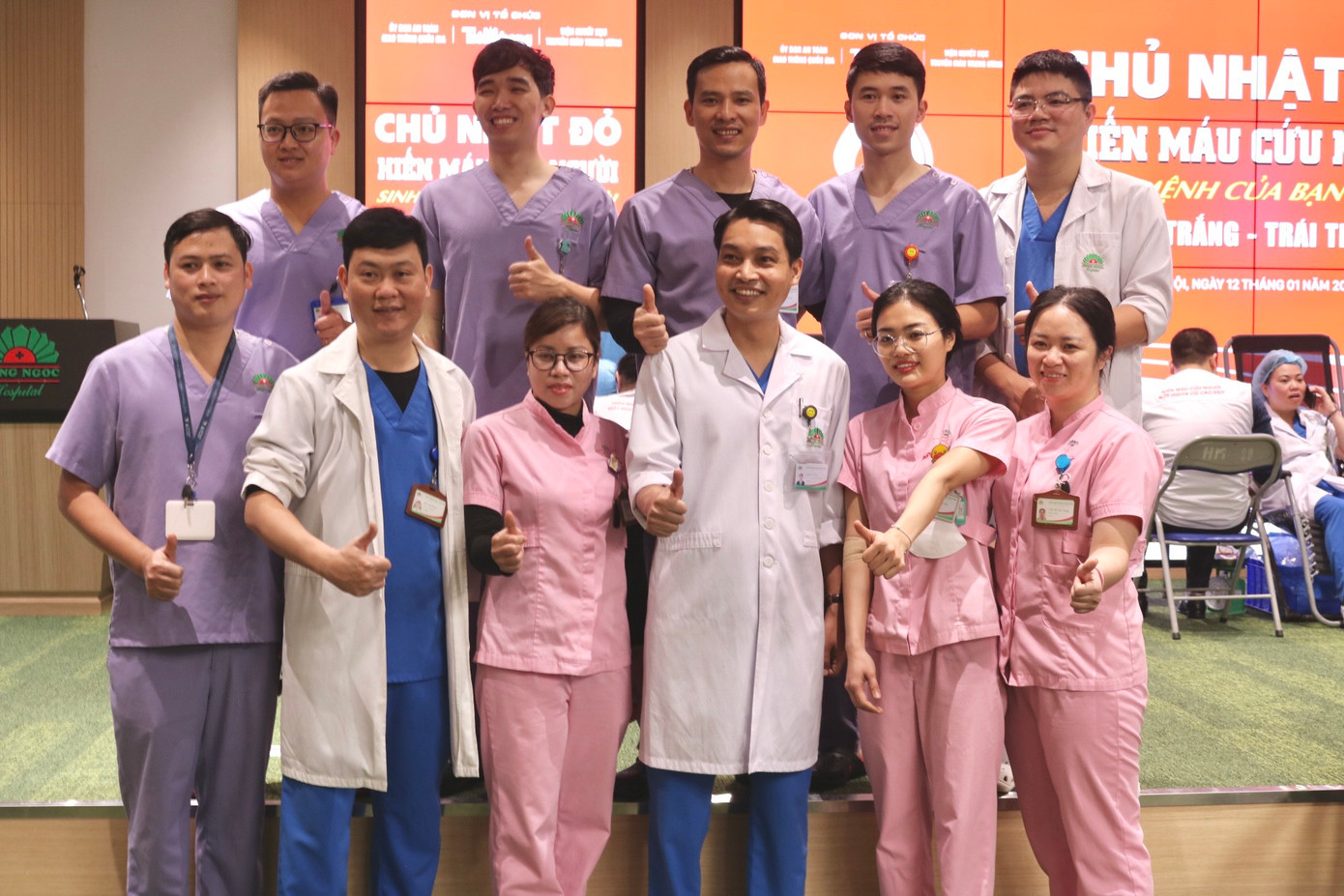 Nhiều y bác sĩ tham gia hiến máu tại chương trình Chủ Nhật Đỏ tổ chức tại Bệnh viện Đa khoa Hồng Ngọc.