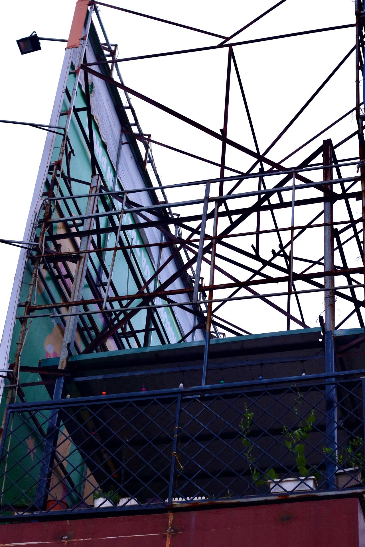 Theo quy định, không được lắp biển quảng cáo trên nóc tòa nhà, trừ biển quảng cáo dạng chữ nhưng ở đây biển quảng cáo tấm lớn được dựng cheo leo trên nóc một tòa nhà với hệ thống khung sắt chằng chịt. Nhiều khung biển quảng cáo ngoài trời được lắp đặt lâu đã trong tình trạng hoen gỉ, xuống cấp tiềm ẩn nguy cơ mất an toàn cho những người sống trong khu vực và những người lưu thông qua tuyến đường nơi có biển quảng cáo đó.