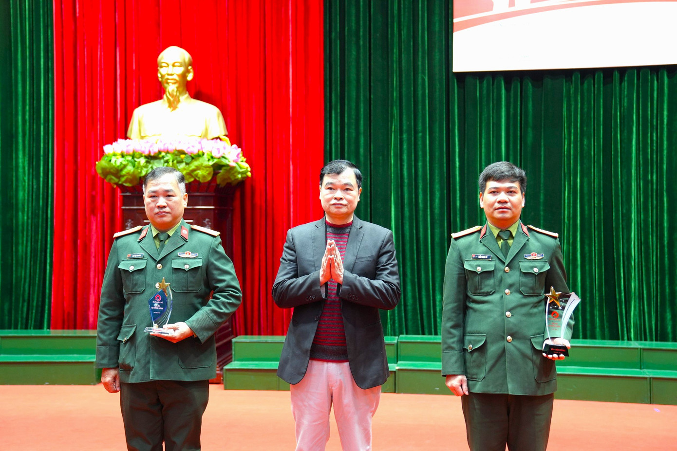 Tại chương trình, nhà báo Bùi Hữu Lộc, thay mặt báo Tiền Phong trao kỷ niệm chương tặng Học viện Kỹ thuật Quân sự và Bệnh viện Trung ương Quân đội 108. Tại chương trình, nhà báo Bùi Hữu Lộc, thay mặt báo Tiền Phong trao kỷ niệm chương tặng Học viện Kỹ thuật Quân sự và Bệnh viện Trung ương Quân đội 108.