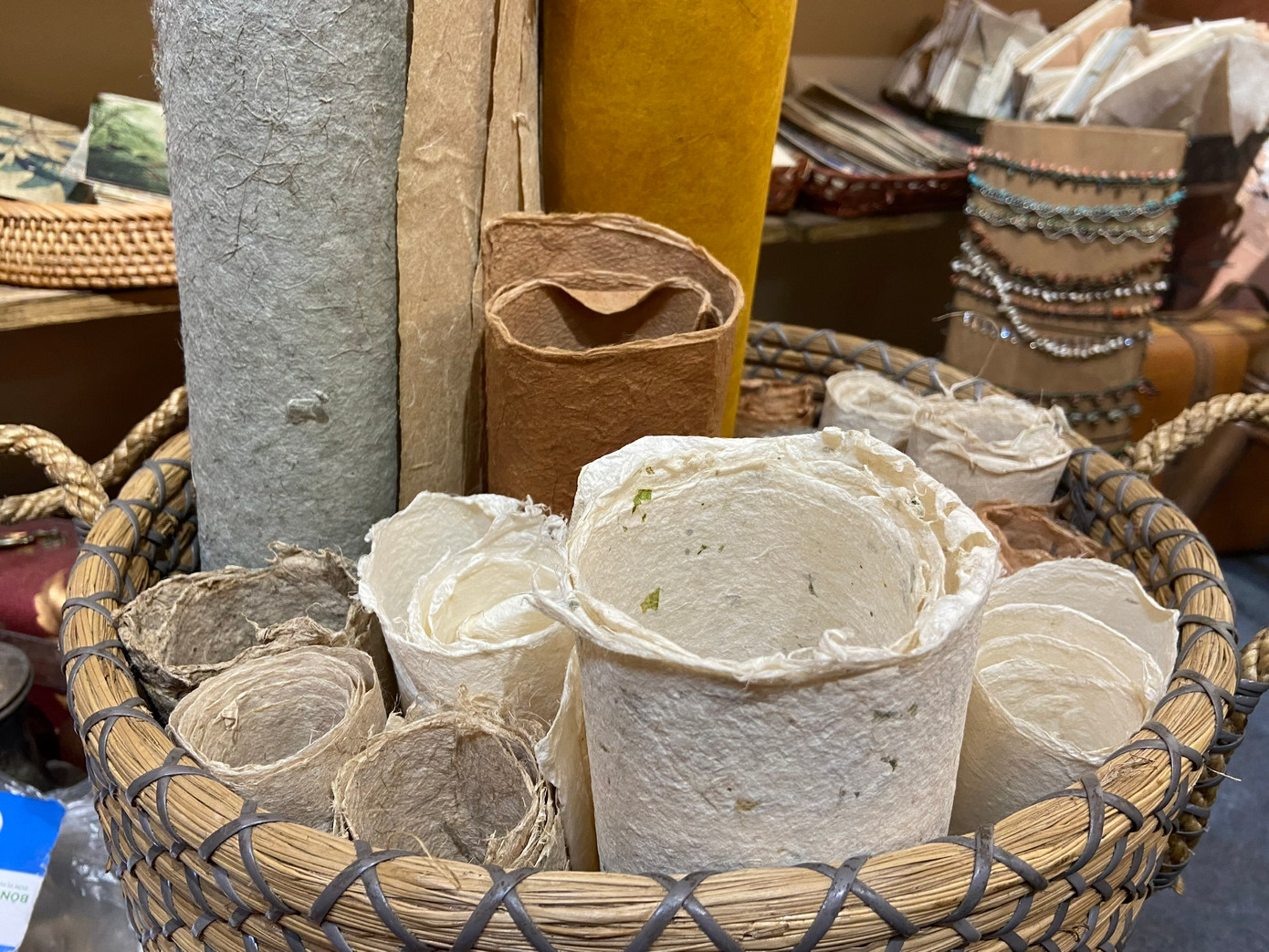 Là cô giáo dạy Tiếng Anh, không học về mỹ thuật nhưng chính việc gia đình làm đồ mỹ nghệ lâu năm đã giúp Hương rất nhiều. Bố cô làm thợ mộc có tiếng, rất khéo tay. Có lẽ Hương cũng được thừa hưởng đôi bàn tay nghệ thuật của bố nên từ nhỏ cô bạn đã có năng khiếu vẽ và thiết kế những sản phẩm thủ công độc đáo.