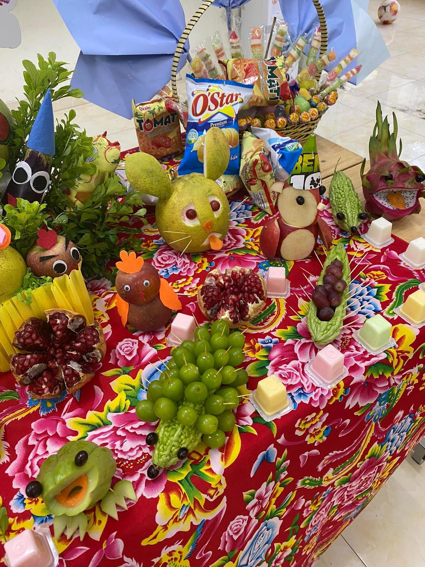 Chị Nguyễn Thu Thủy quận Đống Đa, Hà Nội cho biết mặc dù công việc rất bận nhưng chị vẫn tranh thủ thời gian đến sắp mâm cỗ trung thu cùng với chị em trong chi hội phụ huynh lớp con gái Chị Nguyễn Thu Thủy quận Đống Đa, Hà Nội cho biết mặc dù công việc rất bận nhưng chị vẫn tranh thủ thời gian đến sắp mâm cỗ trung thu cùng với chị em trong chi hội phụ huynh lớp con gái