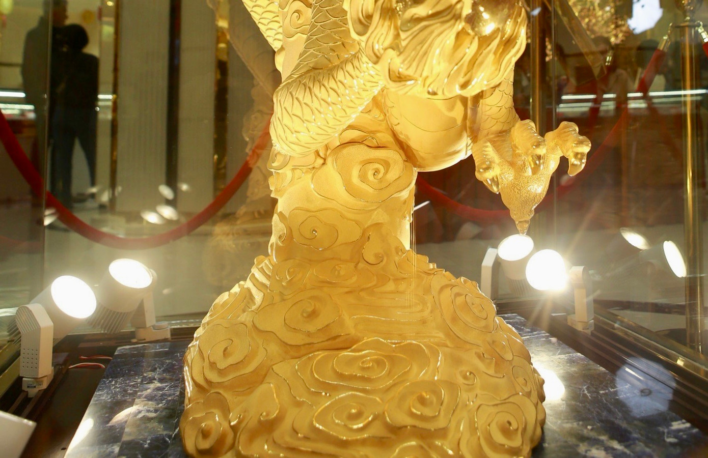 Tượng rồng được đặt trên kệ gỗ hương.