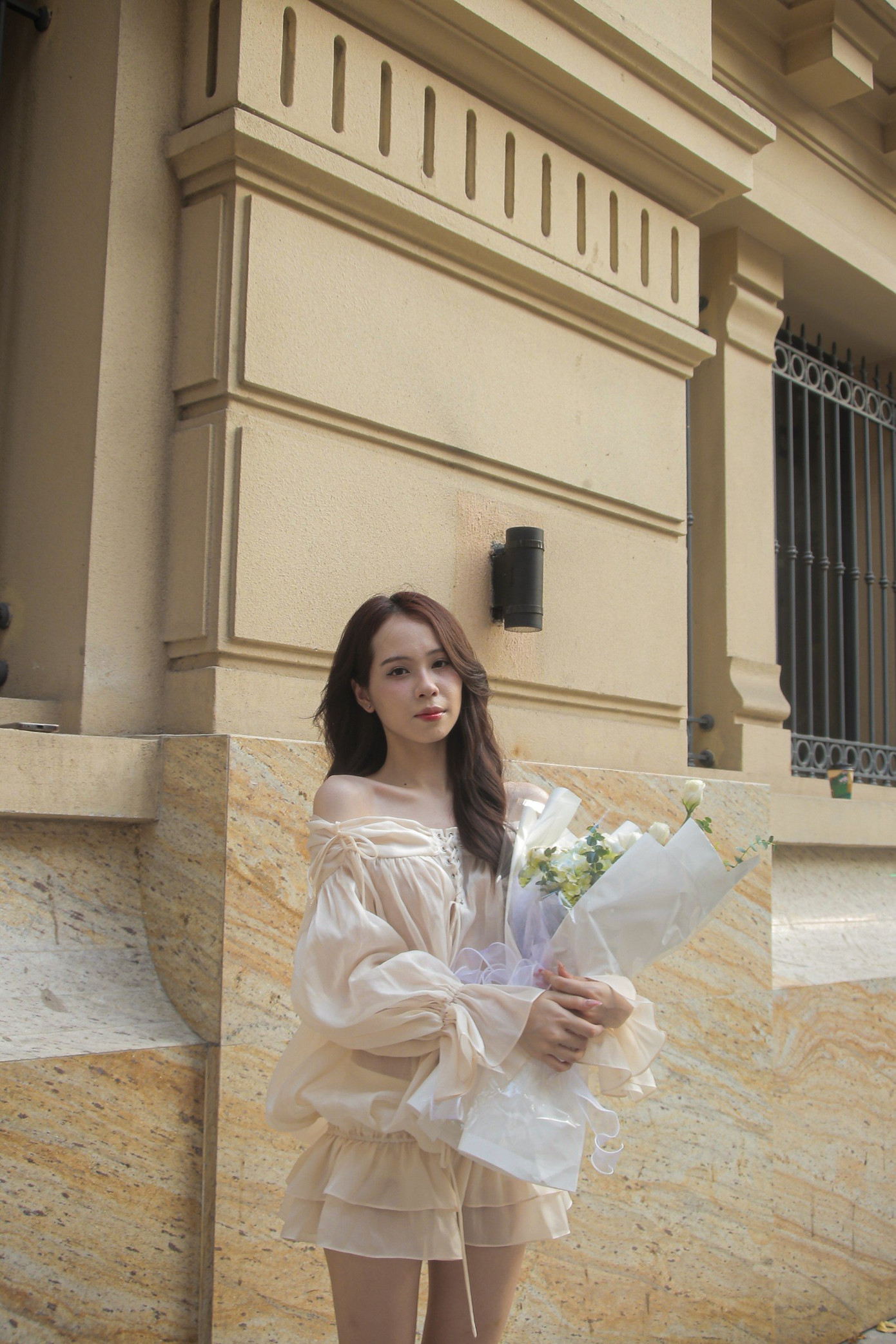 Nhiều bạn tranh thủ thời gian rảnh rủ nhau đến chụp bên bức tường nổi rần rần trên mạng TikTok mấy ngày qua.