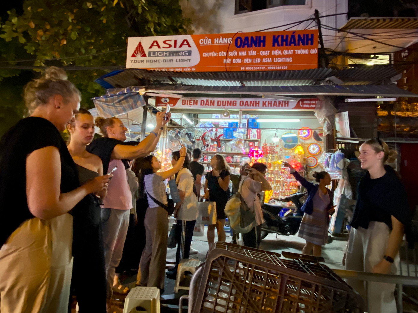 Du khách tập trung đông đúc phía bên ngoài rào chắn để chụp hình và đợi tàu chạy qua. Du khách tập trung đông đúc phía bên ngoài rào chắn để chụp hình và đợi tàu chạy qua.