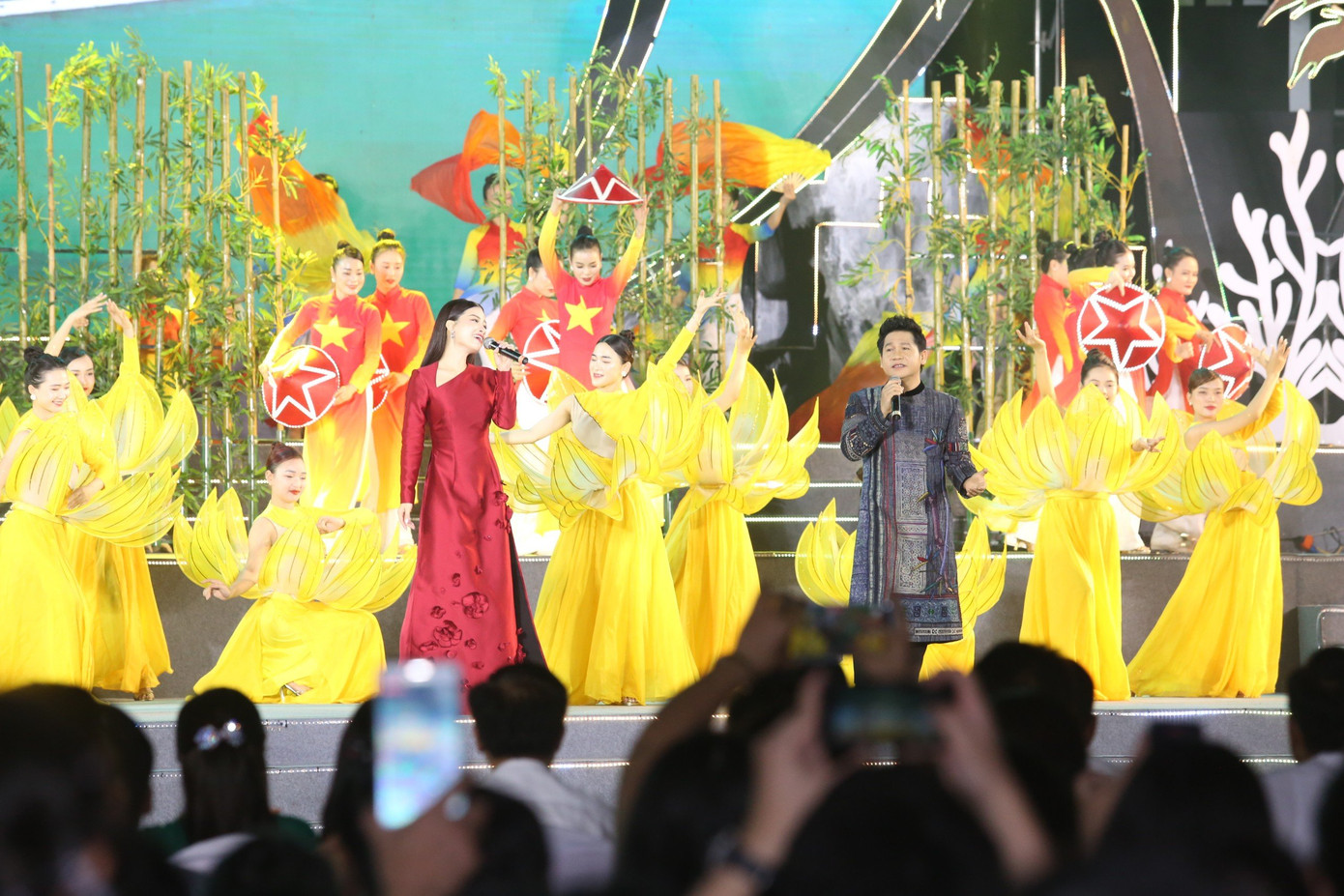 Nhiều tiết mục văn nghệ đặc sắc diễn ra trong lễ khai mạc.