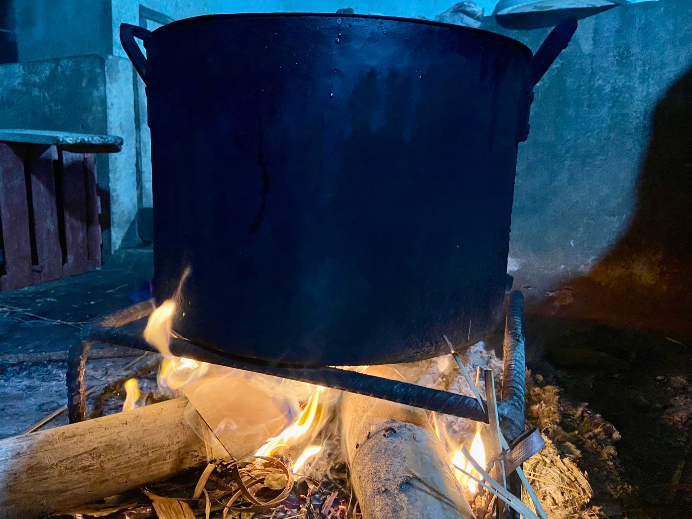 Khi luộc giò, lửa phải đảm bảo cháy đều, đượm thì căn thời gian nấu mới chuẩn. Giò vớt ra kịp sẽ không kịp khô, mất chất mà vẫn giữ được độ ngọt và mùi thơm của thịt tươi hòa quyện cùng hương nước mắm cốt thơm lừng. Khi luộc giò, lửa phải đảm bảo cháy đều, đượm thì căn thời gian nấu mới chuẩn. Giò vớt ra kịp sẽ không kịp khô, mất chất mà vẫn giữ được độ ngọt và mùi thơm của thịt tươi hòa quyện cùng hương nước mắm cốt thơm lừng.