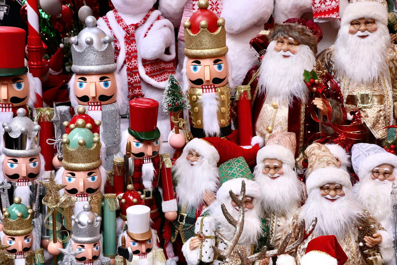 Theo ghi nhận của PV, những đồ trang trí rực rỡ sắc màu được bài trí rất bắt mắt. Mẫu mã, thiết kế của đồ trang trí năm nay cầu kỳ và đa dạng hơn năm ngoái. Khách hàng đến có thể thoải mái lựa chọn những sản phẩm mình thấy ưng ý. Nhiều chủ cửa hàng cho biết, đồ trang trí năm nay đa dạng mẫu mã hơn năm trước. Ngoài những sản phẩm trang trí Giáng sinh truyền thống như dải kim tuyến, chuông thánh đường, cây thông Noel, ông già Noel.... thì năm nay những mẫu người tuyết, mẫu tuần lộc, gấu bông mới ra mắt cũng được nhiều người ưa chuộng. Mức giá những sản phẩm này dao động từ 600.000 đồng đến khoảng 2.000.000 đồng/con, tùy kích thước.