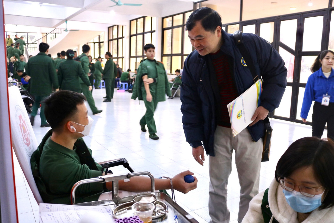 Đại diện báo Tiền Phong thăm hỏi học viên tham gia hiến máu. Đại diện báo Tiền Phong thăm hỏi học viên tham gia hiến máu.