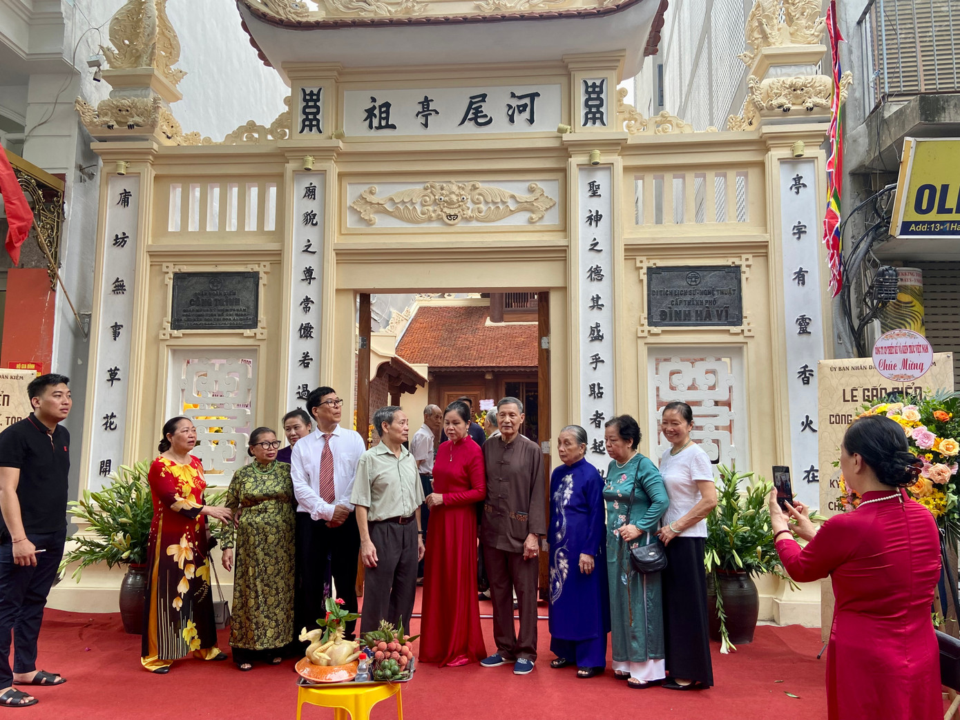 Người dân đem lễ đến thắp hương, chúc mừng ngày lễ gắn biển công trình tại đình Hà Vĩ.