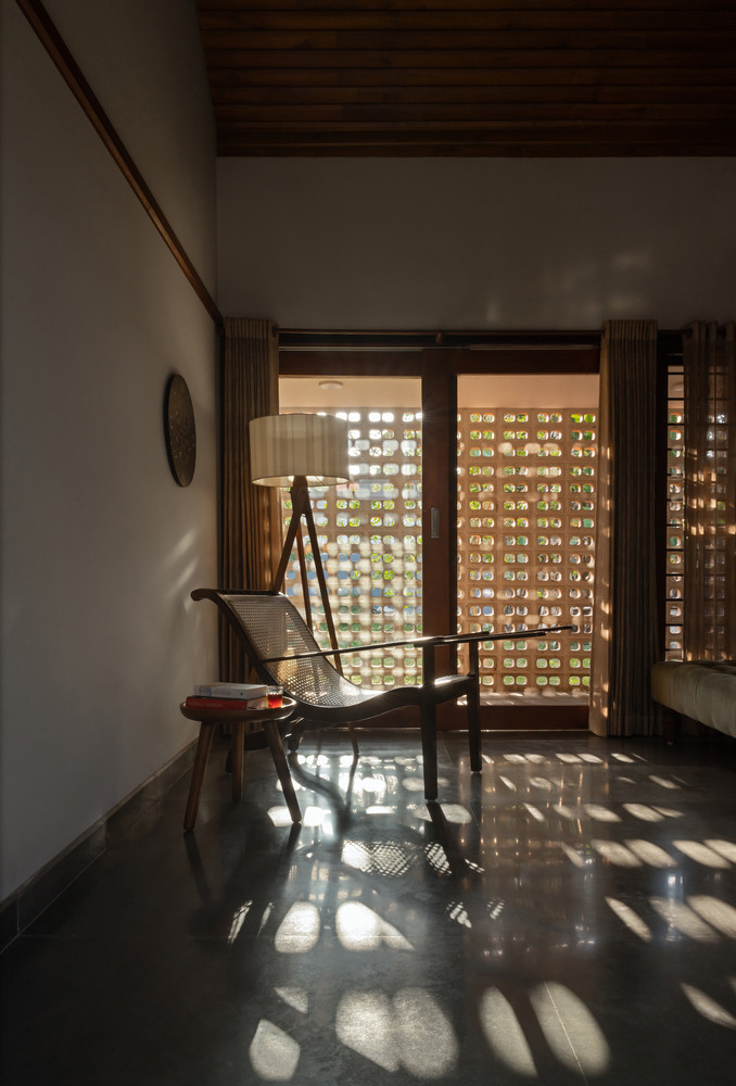 Kiến trúc sư gọi đây là ngôi nhà có thể thở bởi sự mở - đóng uyển chuyển của các không gian giúp công trình như sống cùng nhịp điệu của những người cư ngụ bên trong. Tường “Jali” là loại tường đục lỗ truyền thống được sử dụng như một lớp vỏ bảo vệ, cho phép gió xuyên qua khắp các khối nhà. Nhờ vậy, ngay cả trong điều kiện nắng nóng cao điểm, bên trong vẫn duy trì sự mát mẻ tự nhiên, hạn chế tối đa nhu cầu làm mát bằng điện.