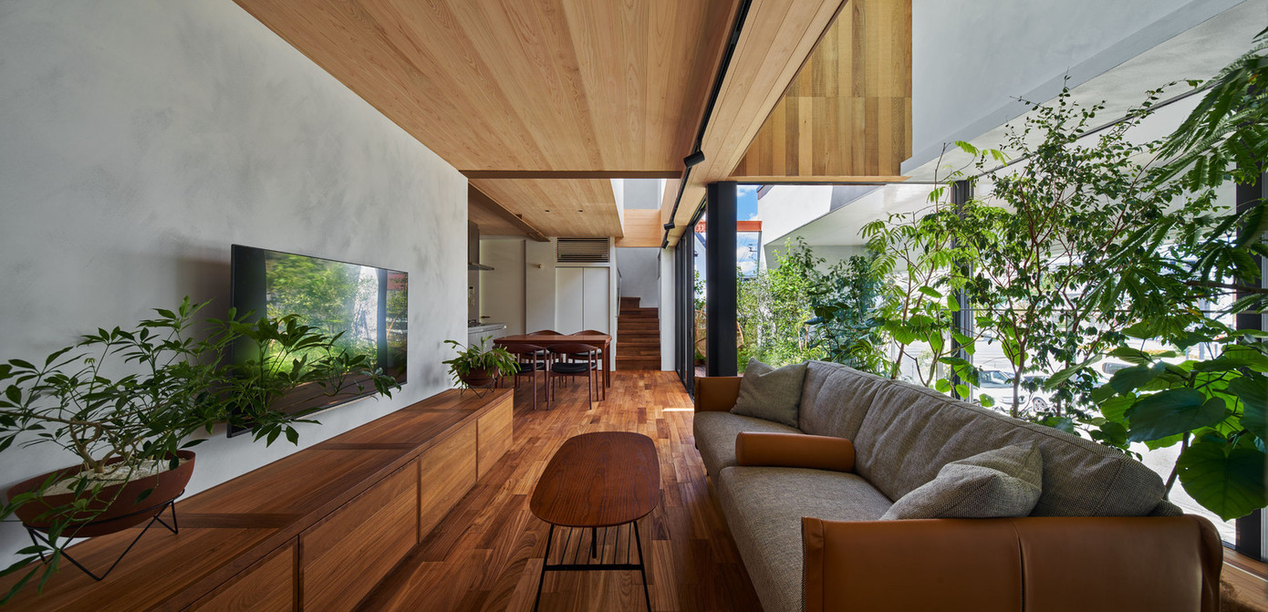 Trong khi tầng trệt là không gian mở kết nối trực tiếp với đường phố, từ tầng hai trở lên, cây xanh được nhân giống từ mạng lưới này được bố trí trên các khe hở chéo cho phép ánh sáng mặt trời phía nam xuyên qua. Trong khi tầng trệt là không gian mở kết nối trực tiếp với đường phố, từ tầng hai trở lên, cây xanh được nhân giống từ mạng lưới này được bố trí trên các khe hở chéo cho phép ánh sáng mặt trời phía nam xuyên qua.