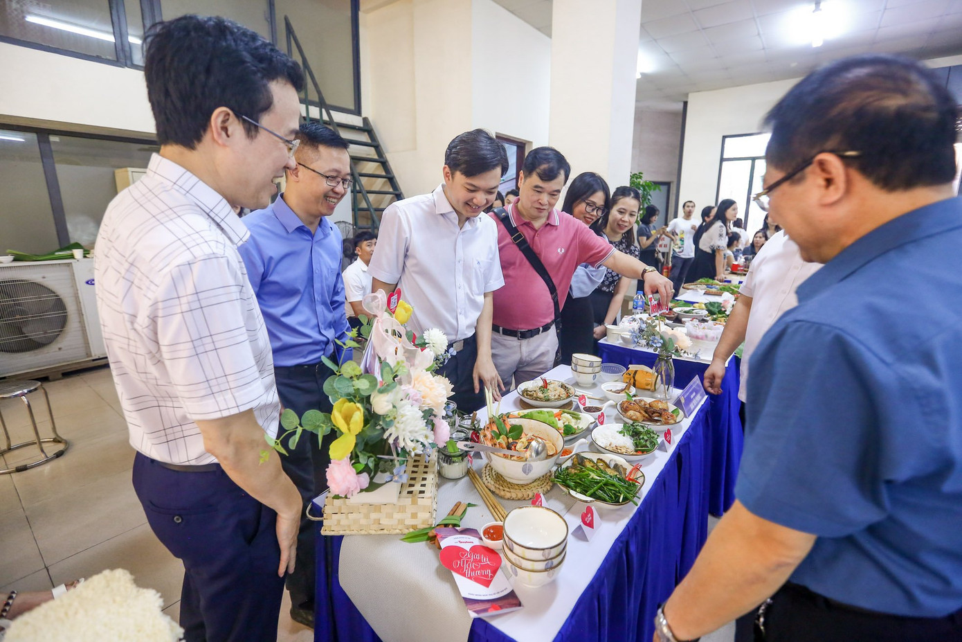 Anh Nguyễn Minh Triết, Bí thư Trung ương Đoàn đến tham quan phần dự thi của Báo Tiền Phong.