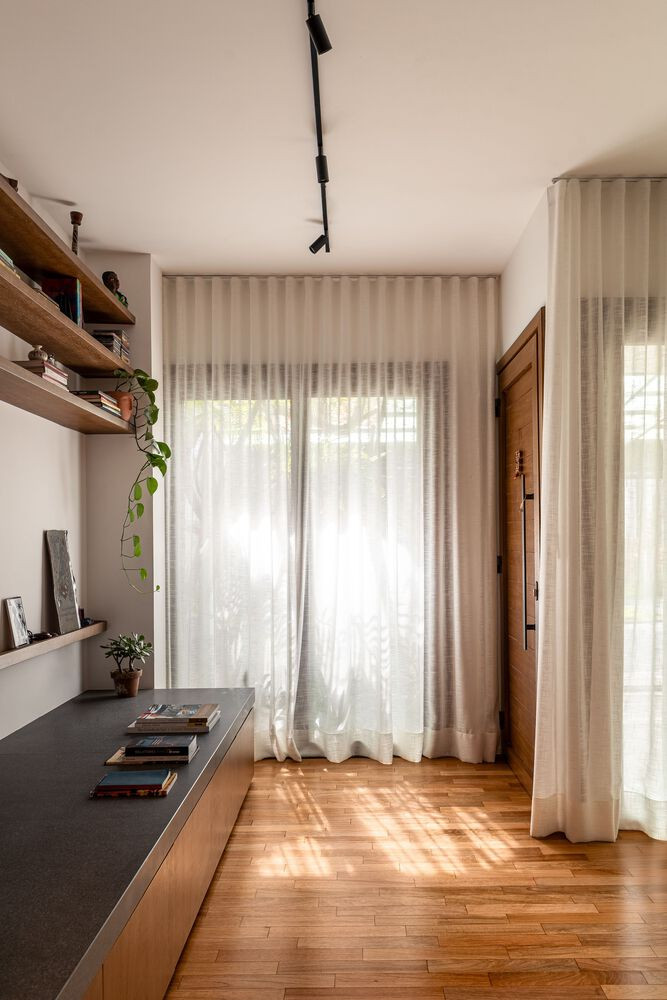 Khác với trước đây, ngôi nhà sau khi cải tạo có thể đón sáng từ nhiều góc, giúp căn nhà lúc nào cũng sáng sủa.