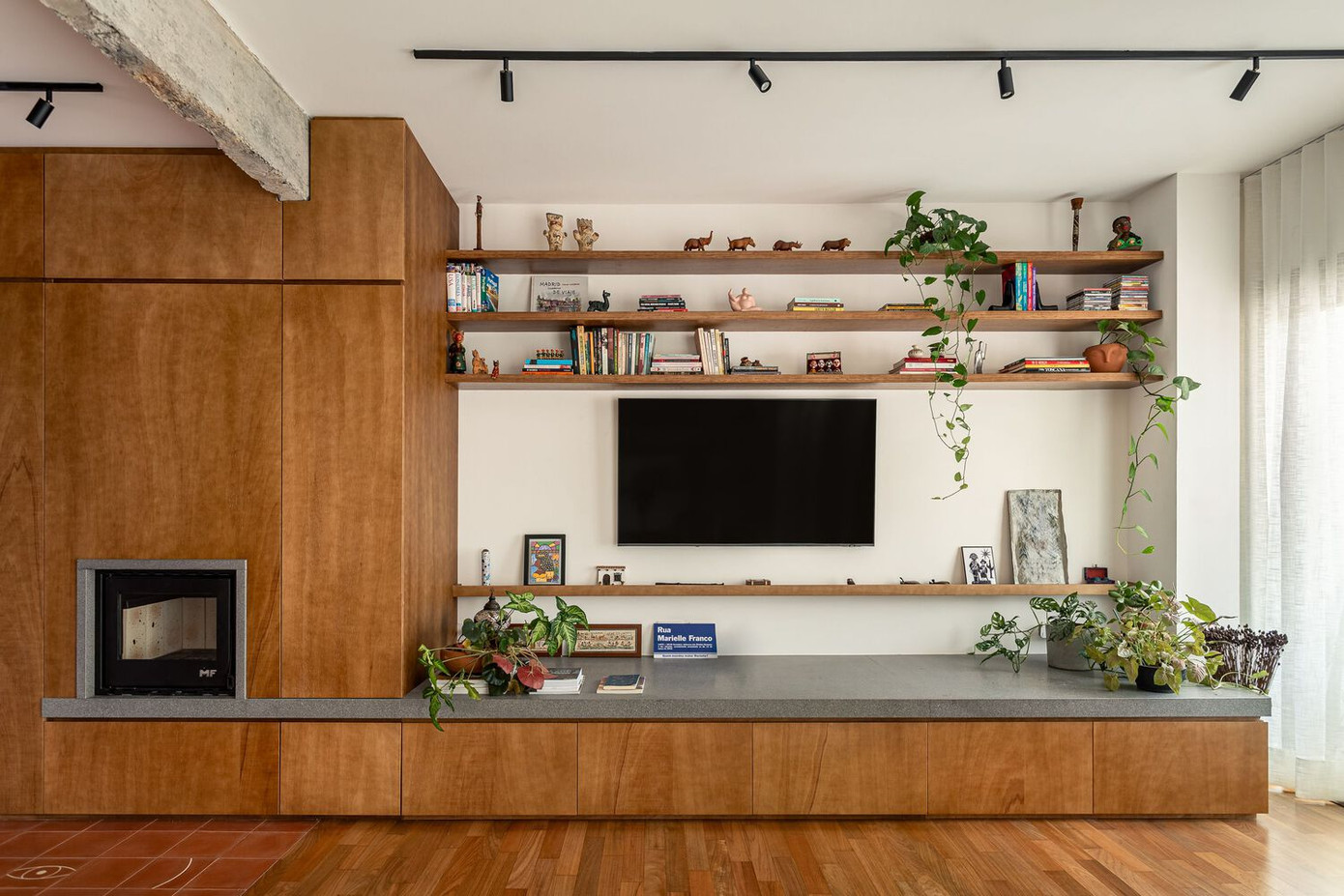 Hệ tủ chạy dọc một bên tường tạo kết nối thị giác cho phòng khách, bếp và khu vực ăn uống.