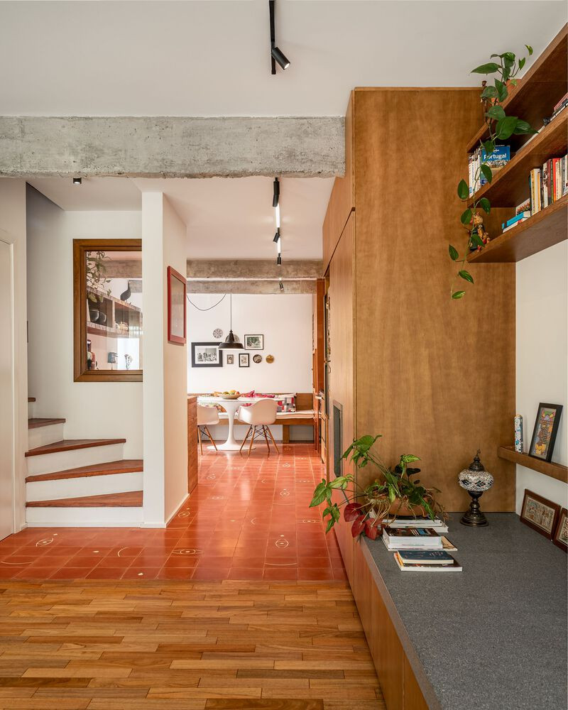 Sàn phòng khách được gia chủ lựa chọn gỗ là điểm nhấn trong khi khu vực phía trong từ cầu thang trở vào bếp là sàn gạch bông.