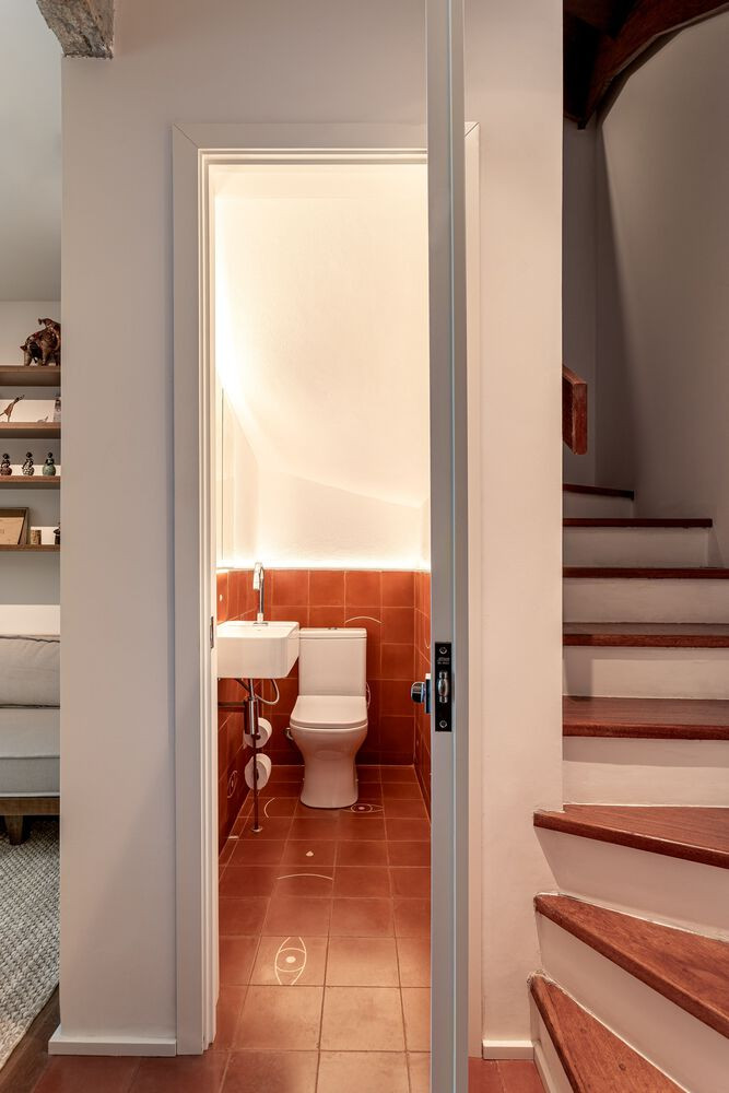 Nhà vệ sinh được bố trí khéo léo cạnh chân cầu thang.