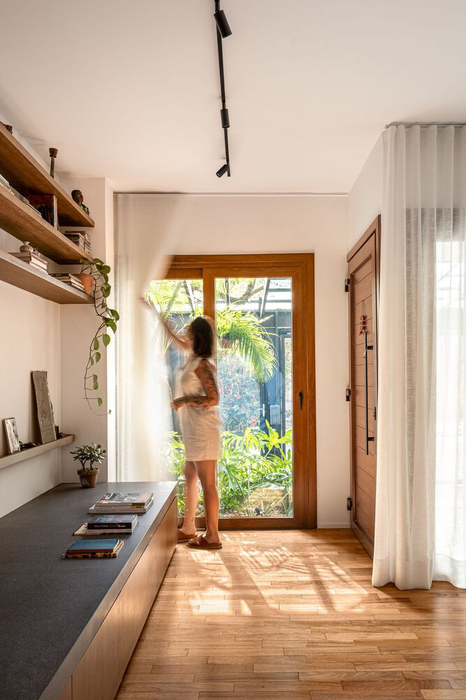 Khác với trước đây, ngôi nhà sau khi cải tạo có thể đón sáng từ nhiều góc, giúp căn nhà lúc nào cũng sáng sủa.