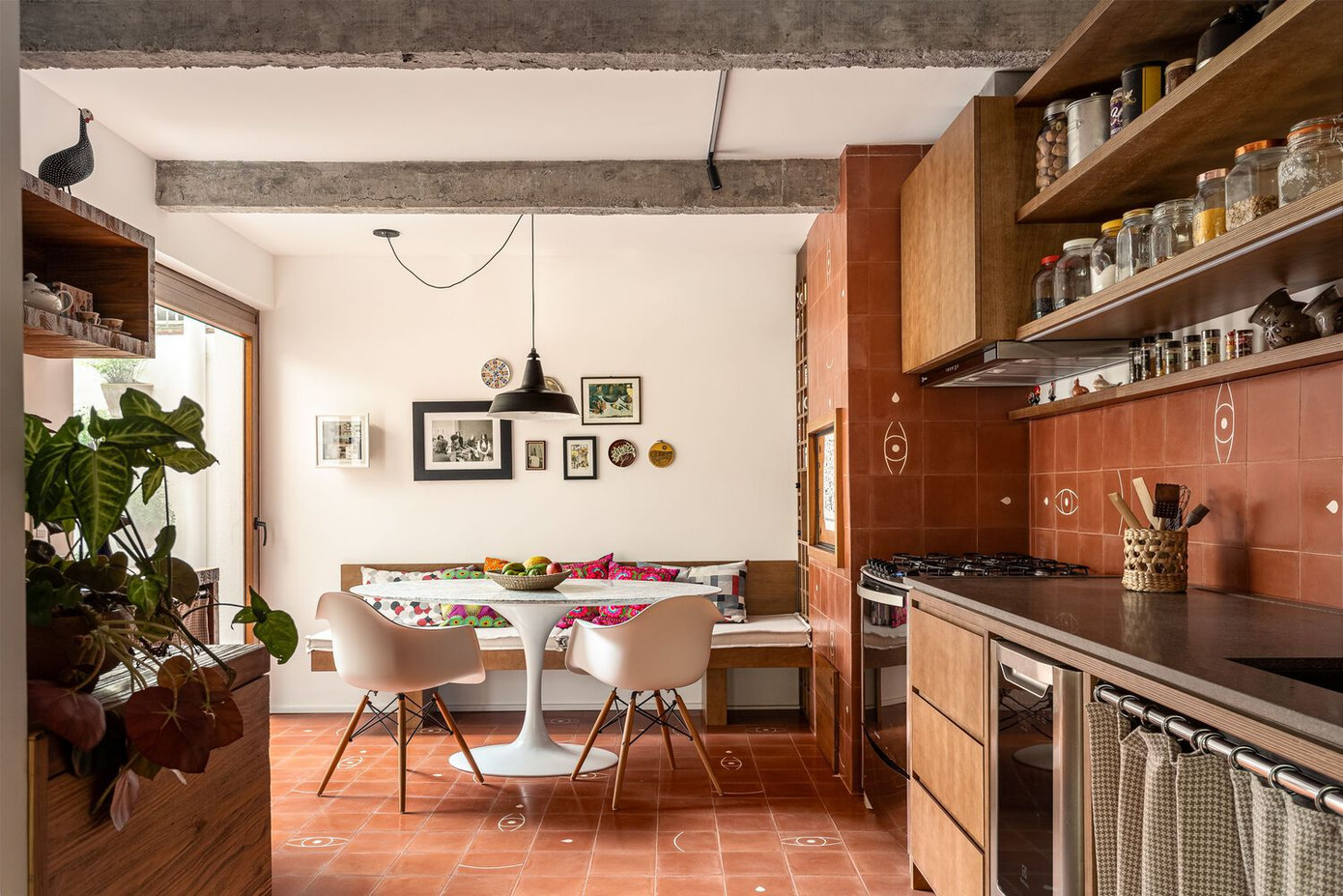 Tầng trệt được tận dụng làm nơi nghỉ ngơi, sinh hoạt, tụ tập bạn bè, vừa là không gian lý tưởng để gia chủ ngồi thiền, tập Yoga mỗi ngày.