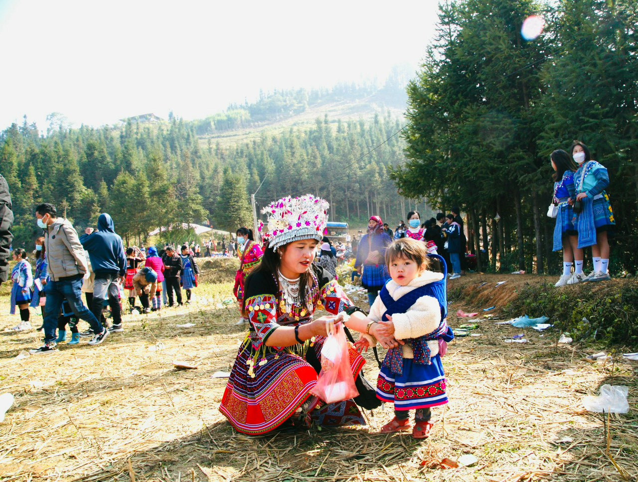 Những cô gái dân tộc Mông có dịp để khoe những bộ trang phục Mông hoa rực rỡ màu sắc - di sản Văn hóa phi vật thể Quốc gia. Ảnh: Võ Tuấn Hùng. Những cô gái dân tộc Mông có dịp để khoe những bộ trang phục Mông hoa rực rỡ màu sắc - di sản Văn hóa phi vật thể Quốc gia. Ảnh: Võ Tuấn Hùng.