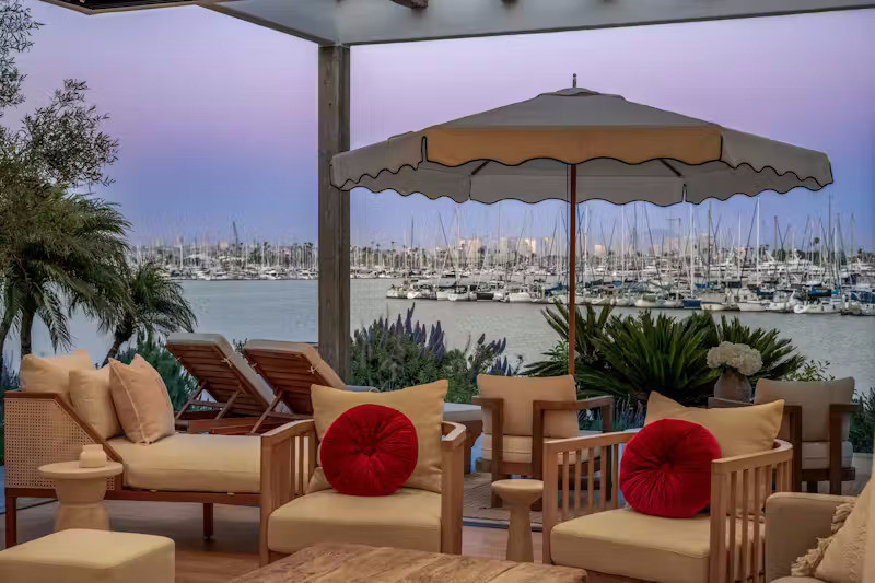 Hiên lớn trước phòng khách vừa là nơi gia chủ thư giãn vừa là nơi tắm nắng lý tưởng.