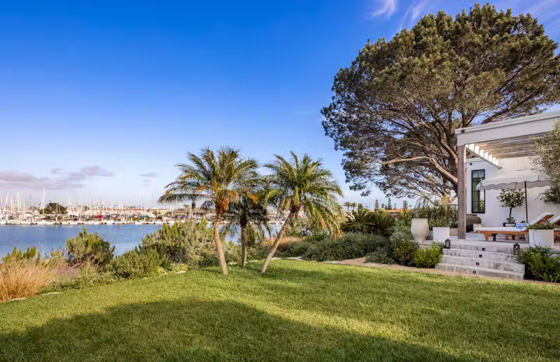 Khuôn viên bao quanh ngôi nhà được chăm chút kỹ lưỡng với thảm cỏ xanh mướt và thảm thực vật tươi tốt. Toàn bộ khu vực mang lại cảm giác như đang sống trong một resort nhiệt đới cao cấp nhưng vẫn giữ được sự riêng tư tuyệt đối.