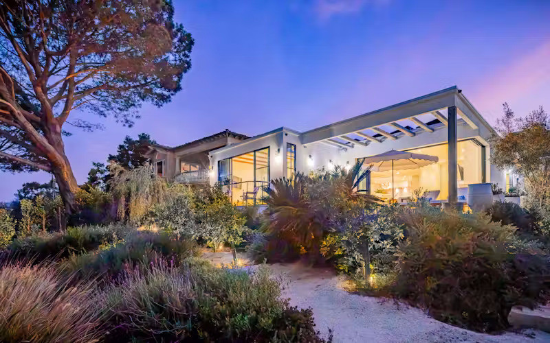 Nằm cuối con đường cụt yên tĩnh và riêng tư, ngôi nhà chỉ cách mặt nước chưa đầy 10 mét, sở hữu tầm nhìn hướng ra vịnh du thuyền nên thơ và đường chân trời rực rỡ ánh đèn của trung tâm San Diego. Đây được xem là một trong những vị trí ven biển đắc địa nhất tại khu dân cư lâu đời và sang trọng bậc nhất thành phố.