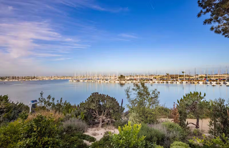 Với vị trí sát lối đi bộ Bessemer nổi tiếng, cư dân có thể dễ dàng chạy bộ ven vịnh, tham gia các hoạt động thể thao dưới nước như chèo SUP, kayak. Đồng thời, chỉ mất vài phút để đến tổ hợp văn hoá văn nghệ năng động bậc nhất San Diego.