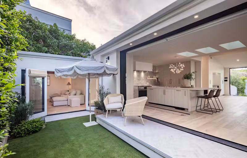 Với diện tích khoảng 258m2, ngôi nhà có 4 phòng ngủ, 2 phòng tắm và được thiết kế hoàn toàn trên mặt bằng 1 tầng, phù hợp với lối sống tiện nghi và không giới hạn tầm nhìn.