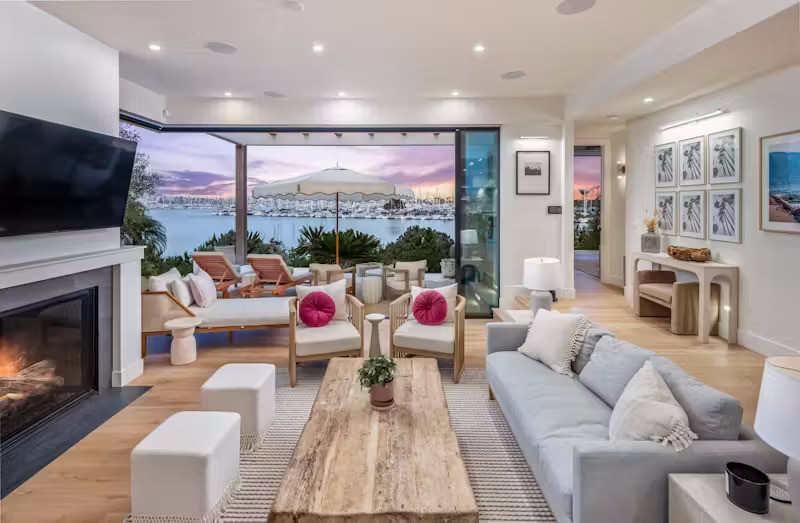 Toàn bộ công trình được tu sửa kỹ lưỡng với vật liệu và nội thất cao cấp như sàn gỗ Duchateau, gạch ốp và tay nắm thiết kế riêng, tủ âm và hệ cửa điều khiển điện cũng như các thiết bị gia dụng đời mới.