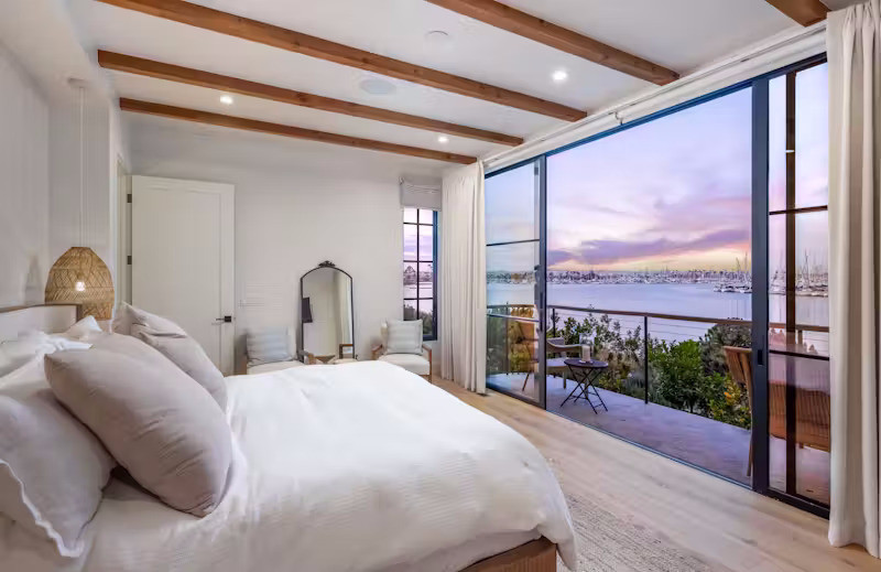 Không gian phòng ngủ chính được ví như "thiên đường riêng tư" với ban công riêng nhìn thẳng ra vịnh, nơi gia chủ có thể đón ánh bình minh rực rỡ hay ngắm hoàng hôn lãng mạn mỗi ngày.