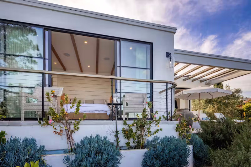 Ban công phòng ngủ chính được thiết kế với cây xanh bao quanh, tăng tính cảm thụ với thiên nhiên.