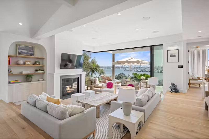 Thiết kế tối giản, tinh tế và mở rộng tối đa tầm nhìn chính là điểm cộng lớn trong khu vực này.