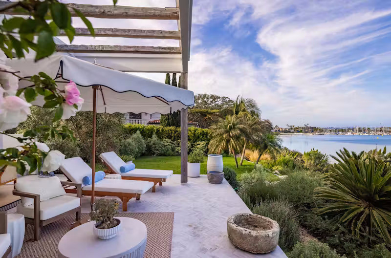 Khu vực tắm nắng ngoài trời được bố trí thông minh, dẫn thẳng ra sân trong, tiện lợi cho những ai vừa chèo kayak, lướt ván hay tắm biển trở về.