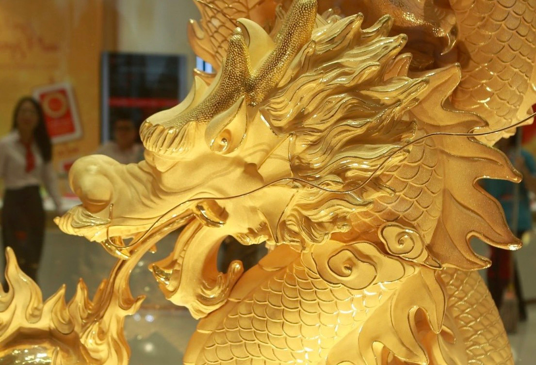 Đầu rồng được chế tác tinh xảo với nhiều chi tiết gọt giũa công phu, sống động như thật tạo nên sự vương giả, quyền uy cho tác phẩm.