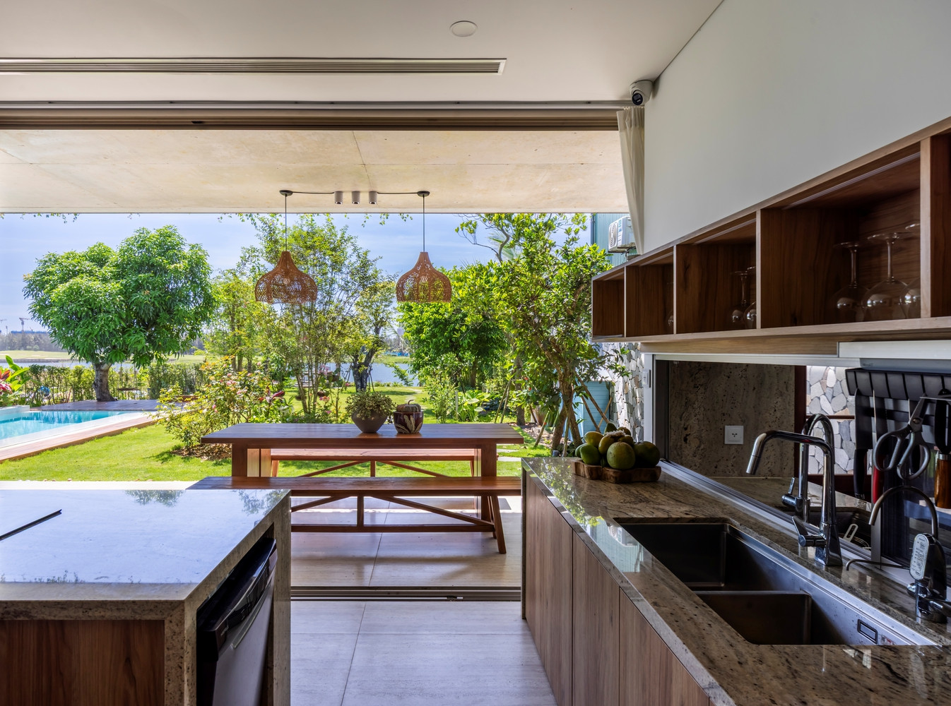 Phòng bếp lớn được thiết kế mở kết nối với vườn bên ngoài vừa đón gió từ sông thổi vào vừa tạo sự thoáng mát, thay đổi không khí liên tục trong không gian bếp.