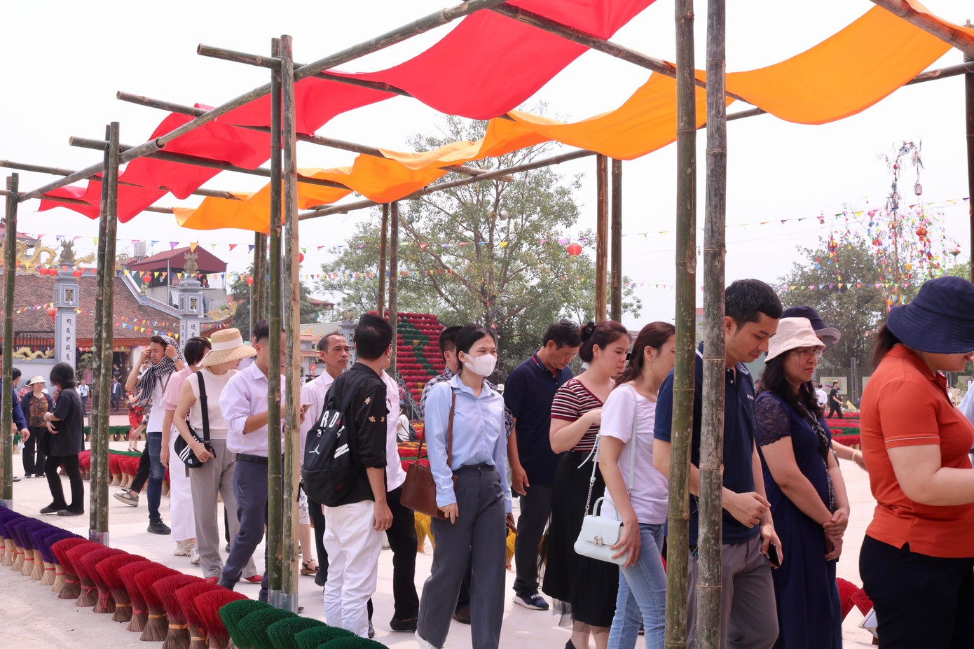 Du khách đến tham quan điểm du lịch tại làng hương Quảng Phú Cầu. Du khách đến tham quan điểm du lịch tại làng hương Quảng Phú Cầu.