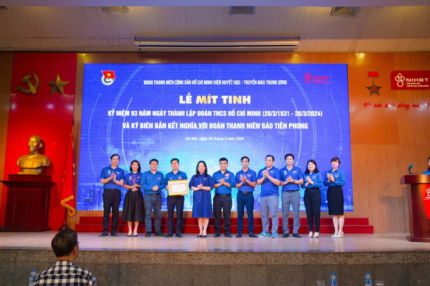 Quận Đoàn Đống Đa trao tặng giấy khen cho Đoàn TNCS Hồ Chí Minh Viện Huyết học – Truyền máu TW.