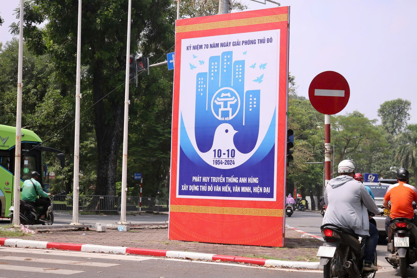 Những câu khẩu hiệu được in trên pano, áp phích, băng rôn…