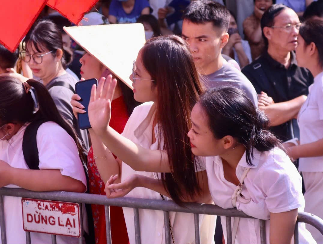 Mặc dù đứng chờ bên ngoài khá lâu nhưng mọi người đều rất hào hứng và tương tác với những người trình diễn bên trong bằng những cái vẫy tay, tiếng reo hò, cổ vũ.