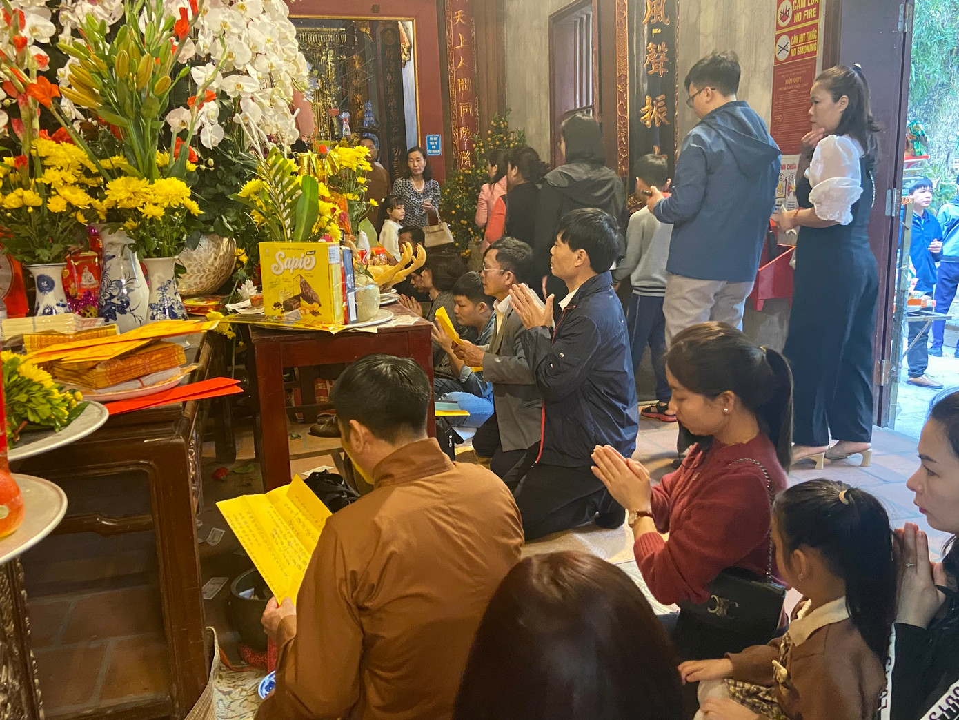 Lượng người đổ về khu di tích Côn Sơn - Kiếp Bạc tăng vọt trong những ngày đầu năm mới.