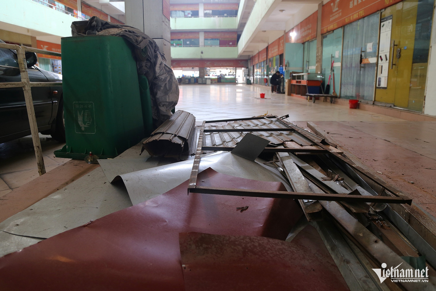 Bên trong ngổn ngang đồ đạc hư hỏng. Ảnh: Phạm Công. Bên trong ngổn ngang đồ đạc hư hỏng. Ảnh: Phạm Công.