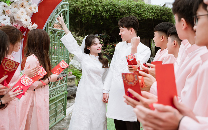 Ngày ăn hỏi và ngày cưới, Dịu phải đi đôi giày cao gót 15cm